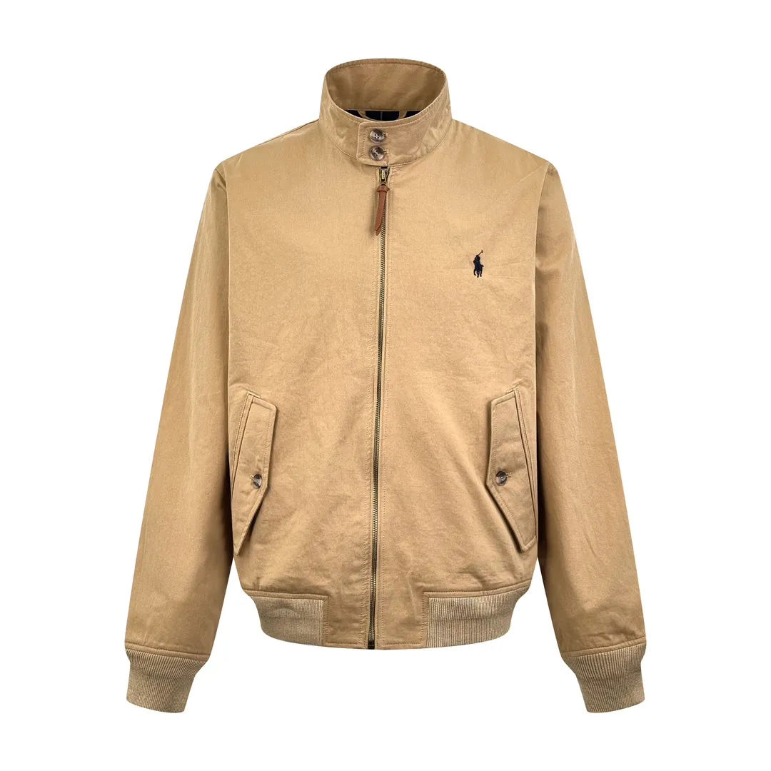 P520 Ralph Lauren embroidered zipper jacket. Customized elegant cotton fine twill fabric. Soft and silky. Comfortable against the skin. With khaki as the base color. Soft and unobtrusive. Just right to show a kind of restrained elegance. Exquisite pony logo embellished with it. Bringing an atmosphere of freedom and vitality. Injecting the soul charm of the brand. Simple and smooth lines outline a tall and straight figure. A unique and charming fashion masterpiece emerges. Process 1: Use imported machine embroidery process. Use advanced computer control systems and precision mechanical components to achieve the iconic pony embroidery operation with high precision and smooth and delicate lines. Process 2: Template machine bag opening. The preset template guides the position, shape and size of the bag opening. The accuracy ensures the quality of the bag opening effect. Process 3: Infrared positioning cutting bed uses infrared emitters and infrared receivers to achieve precise positioning of materials. The accuracy can reach the micron level, thereby meeting the effect of high-precision cutting of plaid alignment. Process 4: The fabrics are washed. Better hand feel, not easy to deform, not easy to shrink, not easy to fade, maintains long-term beauty. Accessories: Customized 1:1 Ralph Lauren horn buckle, Customized 1:1 Ralph Lauren zipper, Customized 1:1 leather lanyard, Customized 1:1 Ralph Lauren trademark. Version: Loose version. Size: S M L XL